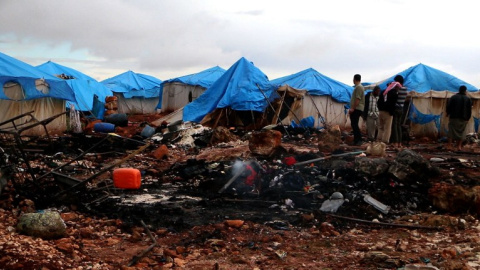 Refugiados sirios observan los daños sufridos en su campamento  para desplazados cerca de la ciudad de Sarmada, en la provincia siria de Idblib, cerc de la frontera con Turquía, en los ataques que sufrieron en el mes de mayo. AFP