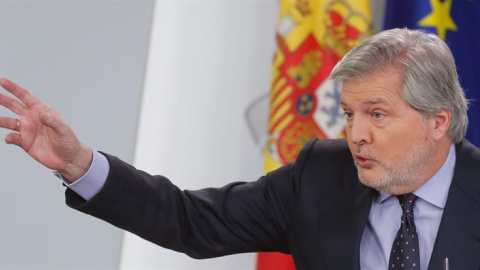 El portavoz del Gobierno y ministro de Educación, Cultura y Deporte, Íñigo Méndez de Vigo,durante la rueda de prensa posterior a la reunión del Consejo de Ministros celebrada hoy en el Complejo de La Moncloa. EFE/Ángel Díaz