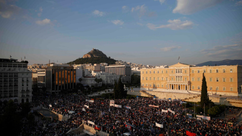 Miles de manifestantes llenan la Plaza de Syntagma frente al edificio del Parlamento en Atenas, Grecia, para protestar contra las políticas de austeridad y en favor del 'NO' en el referéndum sobre las reformas propuestas por la troika.-  RE