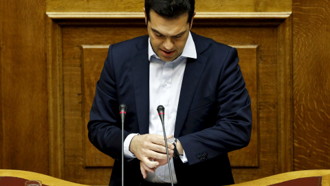 El primer ministro griego, Alexis Tsipras, consulta su reloj. REUTERS