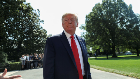 El presidente de EEUU, Donald Trump, con los periodistas en los jardines de la Casa Blanca. REUTERS/Leah Millis