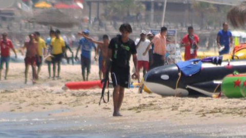 El autor de la masacre de Túnez, Seifeddine Rezgui, caminando por la playa de Susa con el arma / Youtube