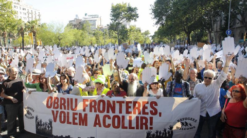 Varios miles de personas se manifiestan hoy por el centro de Barcelona bajo el lema "Obriu fronteres, volem acollir" en solidaridad con los refugiados y para denunciar el papel de la UE en la gestión de esta crisis humanitaria, con motivo d