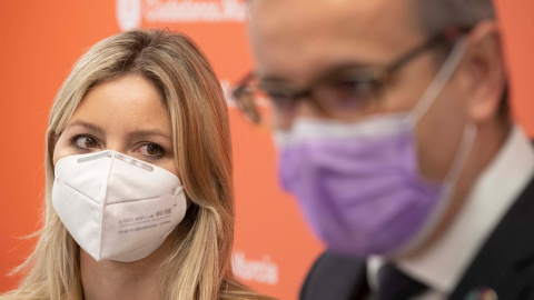 El secretario general del PSOE en Murcia Diego Conesa y la coordinadora de Ciudadanos en la Comunidad de Murcia Ana Martínez Vidal, durante un momento de la Rueda de prensa que han ofrecido este martes en la sede de Ciudadanos en Murcia.