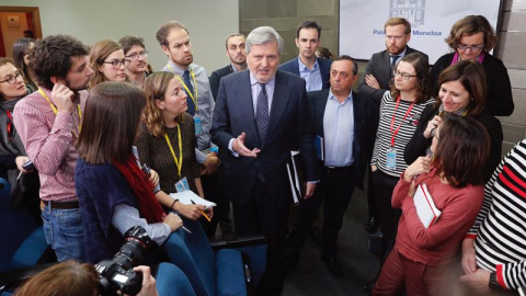 El portavoz del Gobierno, Íñigo Méndez de Vigo,conversa con los periodistas tras la reunión del Consejo de Ministros en La Moncloa. EFE