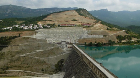 La última contrata tiene como objetivo estabilizar la ladera derecha del embalse para que la presa pueda apoyarse en ella con seguridad.