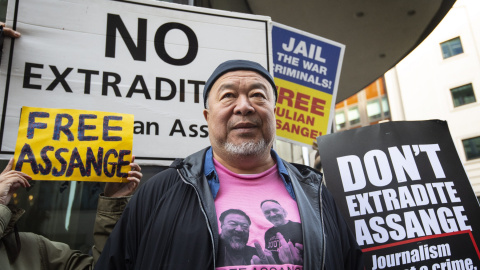 El artista y activista contemporáneo chino Ai Weiwei participa en una protesta pacífica para apoyar a Julian Assange