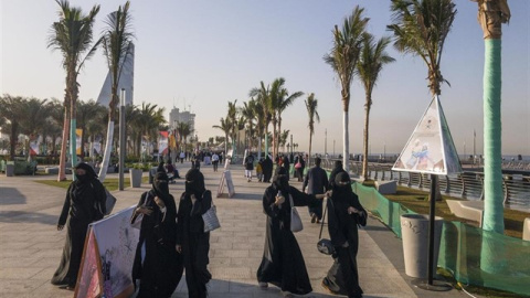 Un grupo de mujeres paseando en Yida, Arabia Saudí. EP/John May