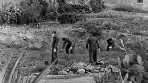 El personal de las Fuerzas Armadas llevando máscaras y guantes trabajando en la zona donde tres de las bombas fueron encontradas