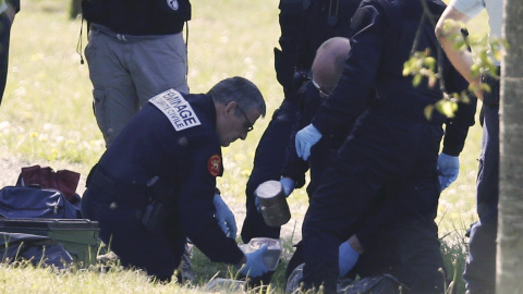 Agentes de la Policía francesa examinan uno de los zulos con armamento y munición de ETA cuya ubicación ha publicado este 8 abril, en el llamado Día del Desarme. REUTERS/Regis Duvignau