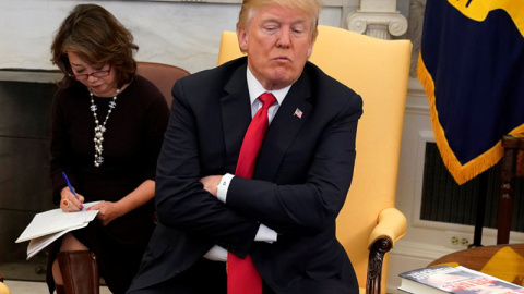 Trump, durante un encuentro con la prensa en el despacho oval de la Casa Blanca. | YURI GRIPAS (REUTERS)