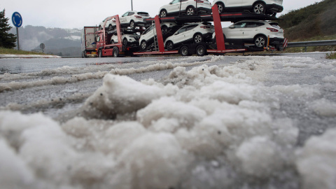 Varios camiones embolsados en la localidad cántabra de Arenas de Iguña por el temporal de nieve que afecta a Cantabria. EFE