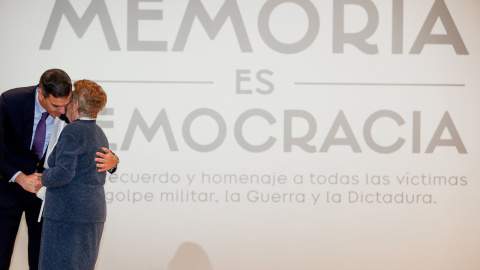 31/10/2022.- El presidente del Gobierno, Pedro Sánchez, durante la entrega de diplomas a familiares de víctimas y a asociaciones vinculadas a la memoria histórica, en el acto por el "Día de Recuerdo y Homenaje a todas las víctimas del golpe