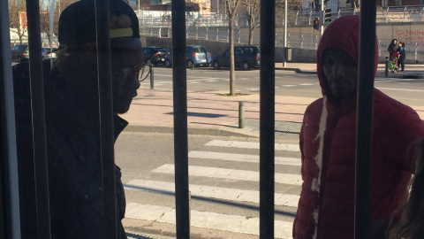 Dos personas migrantes en las calles de Madrid.- @EntreBorromeos