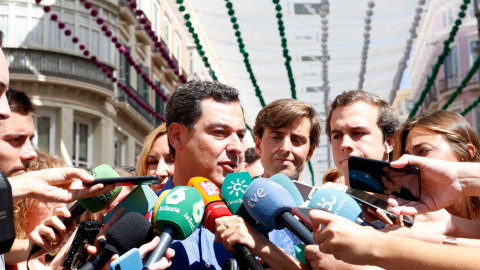 16/08/2019 - El presidente de la Junta de Andalucía, Juanma Moreno, atiende a los medios de comunicación en la feria de Málaga