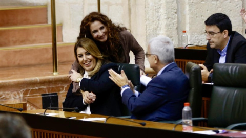 La ahora ministra de Hacienda, María Jesus Montero, entonces consejera autonómica, abraza a Susana Díaz en el pleno del Parlamento de Andalucía en la aprobación de los presupuestos para 2018. E.P.