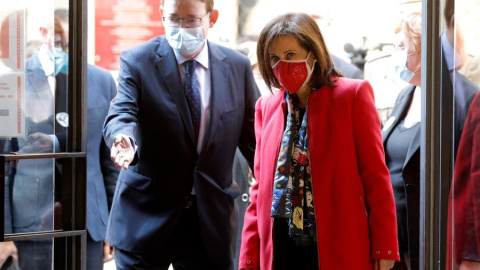 La ministra de Defensa, Margarita Robles , junto al president Ximo Puig, a su llegada al Palau, donde recibe, junto al teniente general de la Unidad Militar de Emergencias (UME), Luis Martínez Meijide, el XXIX Premio Convivencia de la Funda