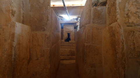 El interior de la tumba del Antiguo Imperio farónico descubierta  en la meseta de Giza, junto a El Cairo (Egipto). REUTERS / Amr Abdallah Dalsh