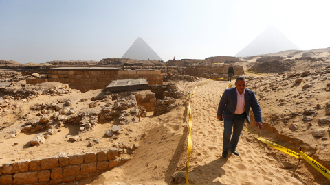 Un hombre camina cerca de las tumbas del Antiguo Imperio farónico  descubiertas en la meseta de Giza en las afueras de El Cairo. REUTERS / Amr Abdallah Dalsh