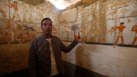 Un guía del Ministerio de Antiguedades egipcio muestra las pinturas de la nueva tumba hallada en la meseta de Giza, en las afueras de El Cairo. REUTERS/Amr Abdallah Dalsh