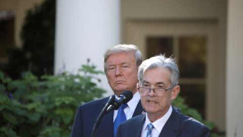 El presidente de EEUU, Donald Trump, mira hacia Jerome Powell, cuando se anunció su nominación para presidir la Reserva Federal, en un acto en los jardines de la Casa Blanca en noviembre de 2017. REUTERS/Carlos Barria