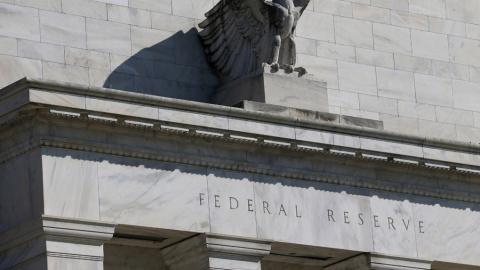 Detalle de la fachada del edificio de la Reserva ederal (Fed), en Constitution Avenue, de Washington. REUTERS/Leah Millis