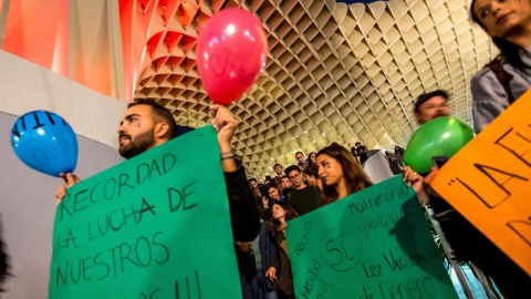 03/12/2018.- Manifestación estudiantil antifascista que ha comenzado esta tarde en la plaza de la Encarnación de Sevilla y ha continuado hasta el Parlamento de Andalucía y la Universidad hispalense, tras la irrupción de Vox en el Parlamento