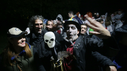 Varias personas disfrazadas participan en la ruta del terror de Quiroga por Halloween, a 30 de octubre de 2022, en Quiroga, Lugo, Galicia.