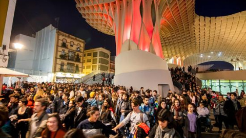 03/12/2018.- Manifestación estudiantil antifascista que ha comenzado esta tarde en la plaza de la Encarnación de Sevilla y ha continuado hasta el Parlamento de Andalucía y la Universidad hispalense, tras la irrupción de Vox en el Parlamento