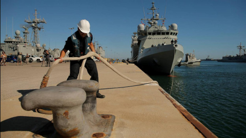 Un operario suelta el amarre del buque Audaz de la Armada española en el puerto de Rota, en Cádiz.- REUTERS