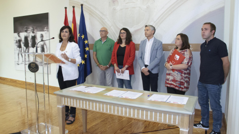 La candidata a la presidencia de La Rioja con el PSOE, Concha Andreu, durante su intervención en la rueda de prensa tras la firma del acuerdo de gobernabilidad entre su partido, Podemos-Equo e Izquierda Unida, en el Parlamento de La Rioja, 