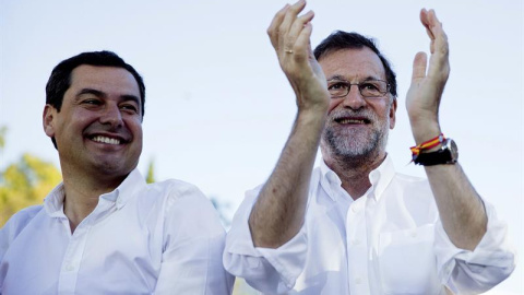 Mariano Rajoy, junto al presidente del PP andaluz, Juan Moreno, en el mitin de Málaga. / JORGE ZAPATA (EFE)