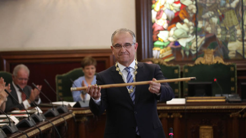 El alcalde de Pamplona, Enrique Maya, de Navarra Suma (UPN, PP y Ciudadanos), con el bastón de mando el día de la constitución de los ayuntamientos tras las elecciones del 26-M. EFE