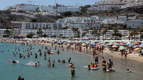 Turistas en la playa de Puerto Rico, en el su r de la isla de Gran Canaria. REUTERS/Borja Suarez