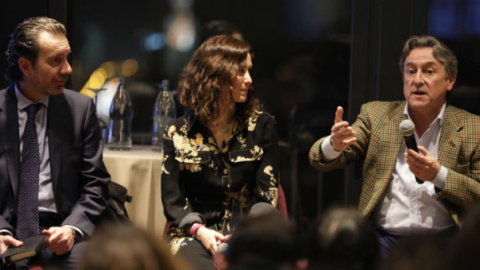 Javier Benegas, Isabel Díaz Ayuso y Hermann Tertsch, en el debate ‘Contra la censura'. FOTO: PP MADRID / ALBERTO CUÉLLAR