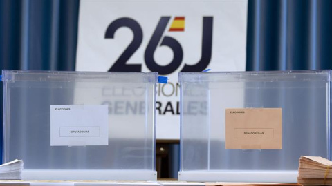 Detalle de las urnas que se usarán en las elecciones generales del próximo 26 de junio en las que los españoles elegirán a sus representantes en el Congreso y el Senado. EFE/Nacho Gallego