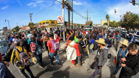 Integrantes de la caravana de centroamericanos llegan hoy a Tijuana, en el estado de Baja California (México)