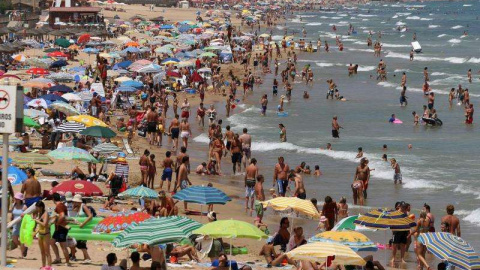 La playa de La Mata, en Torrevieja, en una fotografía de archivo. EFE