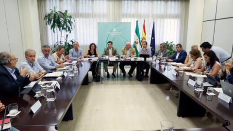 El presidente de la Junta de Andalucía, Juanma Moreno (c), junto al consejero de Salud, Jesús Aguirre, en la consejería de Salud y Familias en Sevilla. EFE