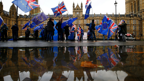 Ciudadanos contrarios al brexit se manifiestan con banderas del Reino Unido y de la Unión Europea frente al Parlamento británico. /REUTERS