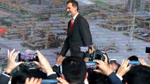 El rey Felipe VI, en la inauguración de una planta de Repsol en  la localidad peruana de Callao, el pasado noviembre. REUTERS/Mariana Bazo