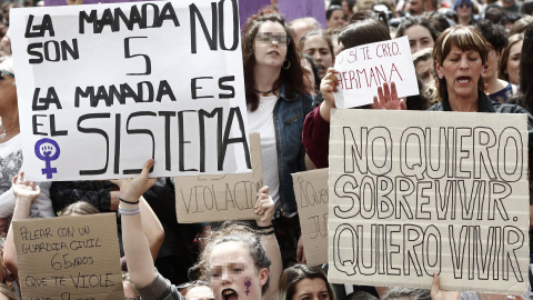 Concentración de abril frente al Palacio de Justicia de Navarra en protesta por la sentencia de la Audiencia Provincial por la condena a los acusados de la Manada por abusos sexuales | EFE