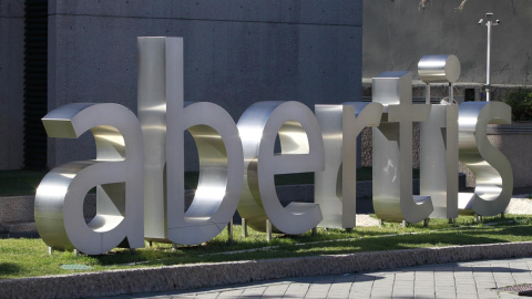 El logo de Abertis, delante el edificio de su sede en Madrid. E.P.