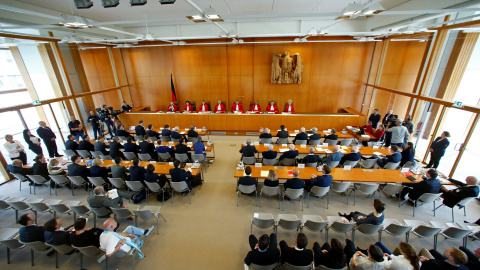 Vista de la sala del Tribunal Constitucional alemán durante la sesión en la que se ha comunicado el fallo sobre la demanda por el programa de compra de deuda del BCE. REUTERS/Ralph Orlowski