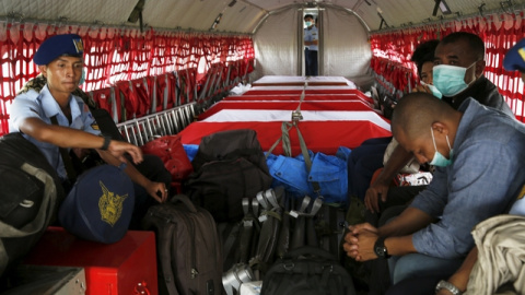 Un avión indonesio transporta varios féretros con varias de las víctimas del accidente del martes. / BEAWIHARTA (REUTERS)