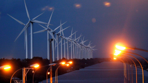 Un parque de aerogeneradores en Port Saint Louis du Rhone, cerca de Marsella (Francia). REUTERS/Jean-Paul Pelissier