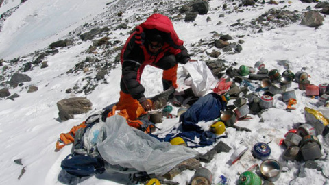 China cierra a los turistas el campo base del Everest