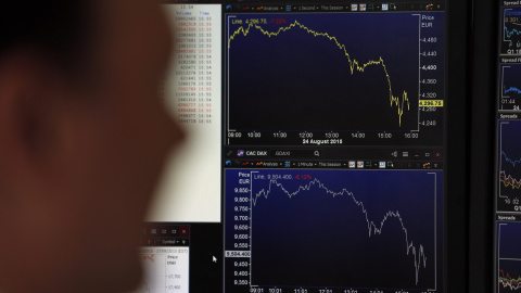 Un 'broker' francés observa en las pantallas las marcha del mercado. REUTERS