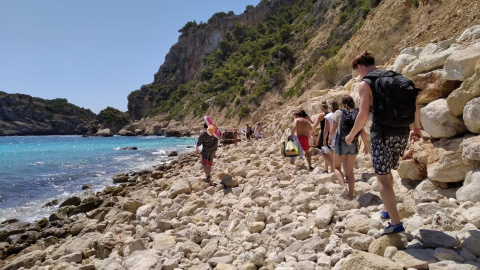 Banyistes a la cala Ambolo de Xàbia, tancada per risc d'ensorrament. Ajuntament de Xàbia