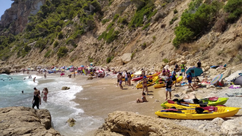 La peligrosa y clausurada cala de Ambolo, en Xàbia, llena de turistas y bañistas.